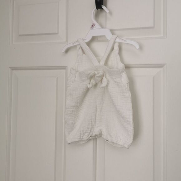 3/$15 Emily & Oliver cotton gauze romper - Picture 4 of 5